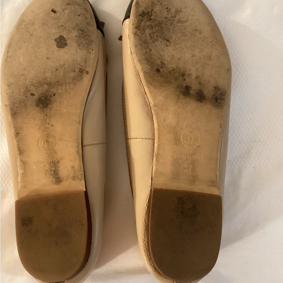 Chanel
Chanel Beige/Black Leather CC Cap Toe Bow Ballet Flats - Picture 10 of 13